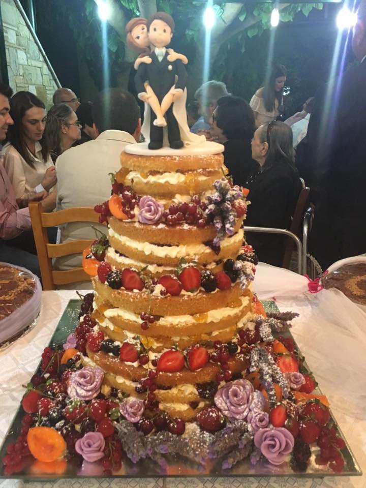 Naked Cake με ζευγάρι ζαχαρόπαστας